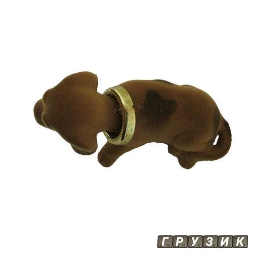 Собака на панель автомобиля светло-коричневая с качающейся головой